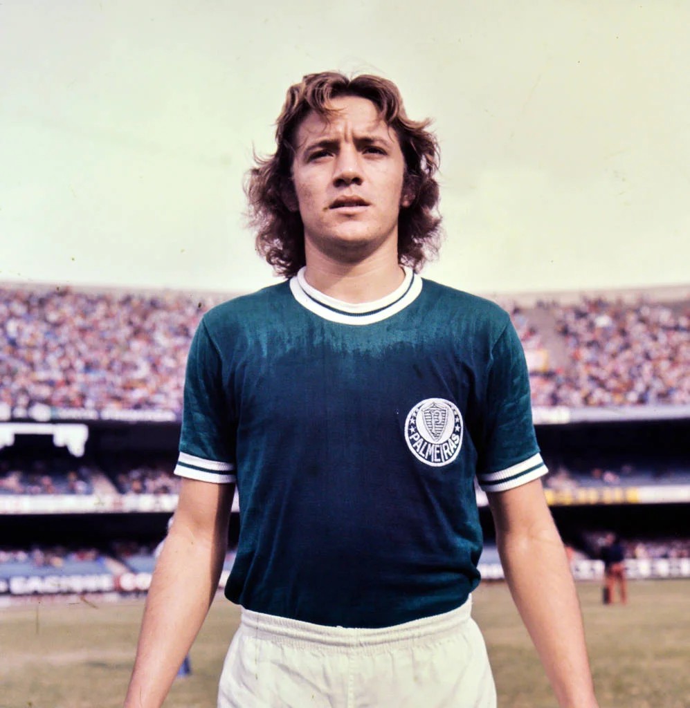 Leivinha, ídolo do Palmeiras, em campo com camisa verde e branca