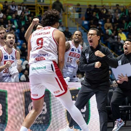 Lucas Dias comemorando durante jogo 2 da final do NBB no Ginásio do Ibirapuera