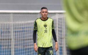 Guilherme Minho vestindo a camisa do Manaus - Minho Manaus