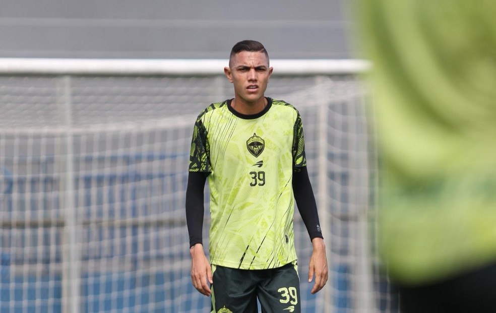 Guilherme Minho vestindo a camisa do Manaus - Minho Manaus
