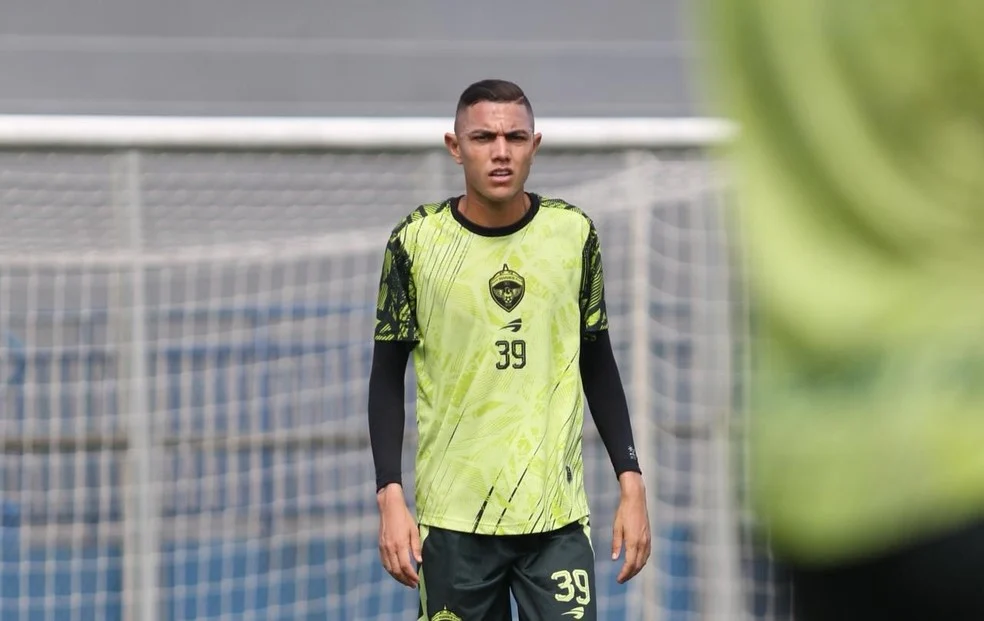 Guilherme Minho vestindo a camisa do Manaus - Minho Manaus