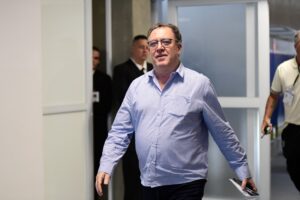 Presidente Marcelo Teixeira discute transfer ban Santos