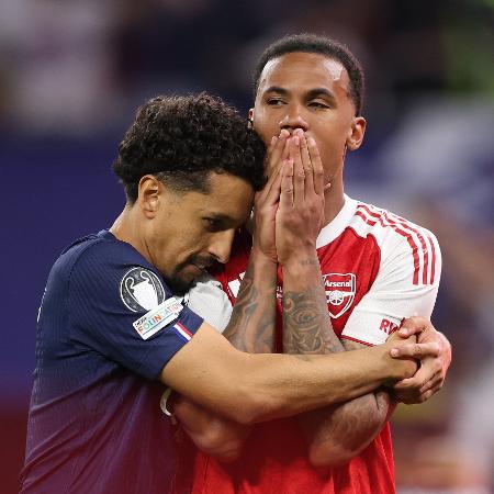 Marquinhos consolando Gabriel Magalhães após final da Liga dos Campeões