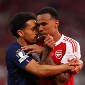 Marquinhos consolando Gabriel Magalhães após final da Champions League
