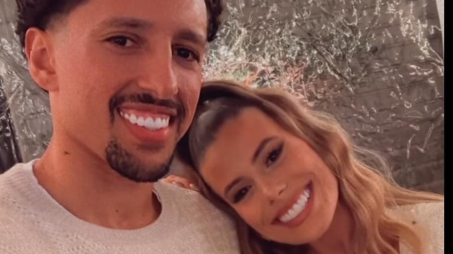 Marquinhos e Carol Cabrino na festa de Réveillon de 2023