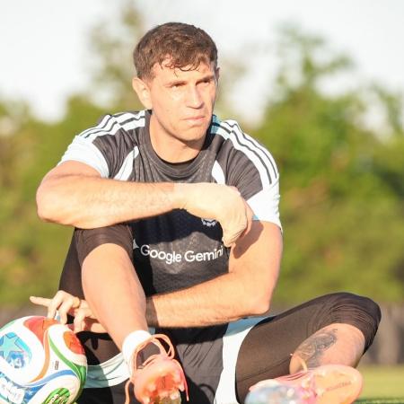 Dibu Martínez treinando com proteção no dedo lesionado