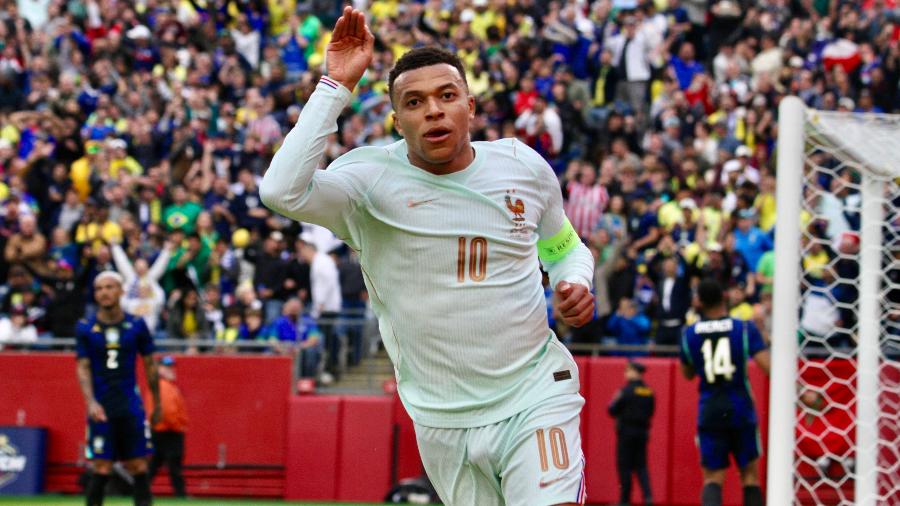 Kylian Mbappé comemorando gol da França em jogo recente