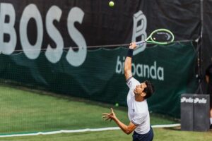 Melo em Halle sacando ao lado de Zverev
