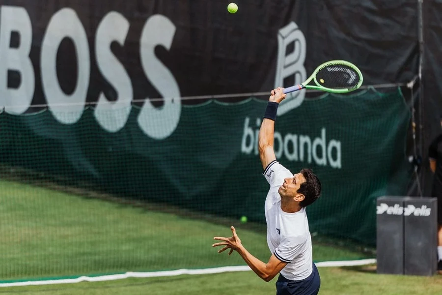 Melo em Halle sacando ao lado de Zverev