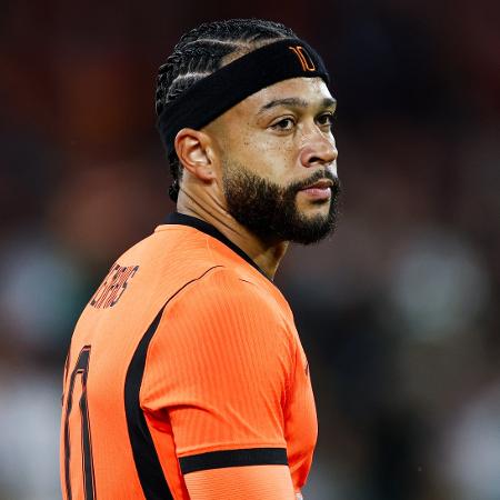 Memphis Depay em ação durante amistoso Holanda x Argélia