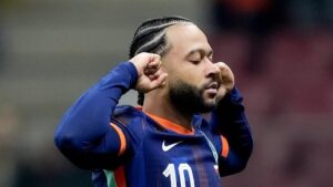 Memphis Depay comemorando gol em Polônia x Holanda pelas eliminatórias europeias