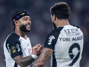 Memphis Depay e Yuri Alberto comemorando gol do Corinthians