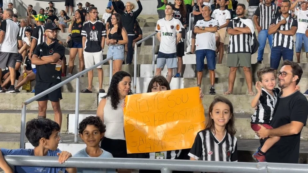 Nenê Botafogo-PB entregando camisa a torcedora mirim Sofia no Almeidão
