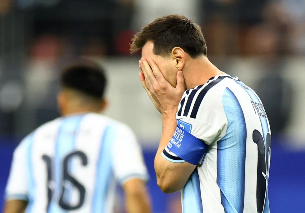 Messi perde pênalti contra a Áustria