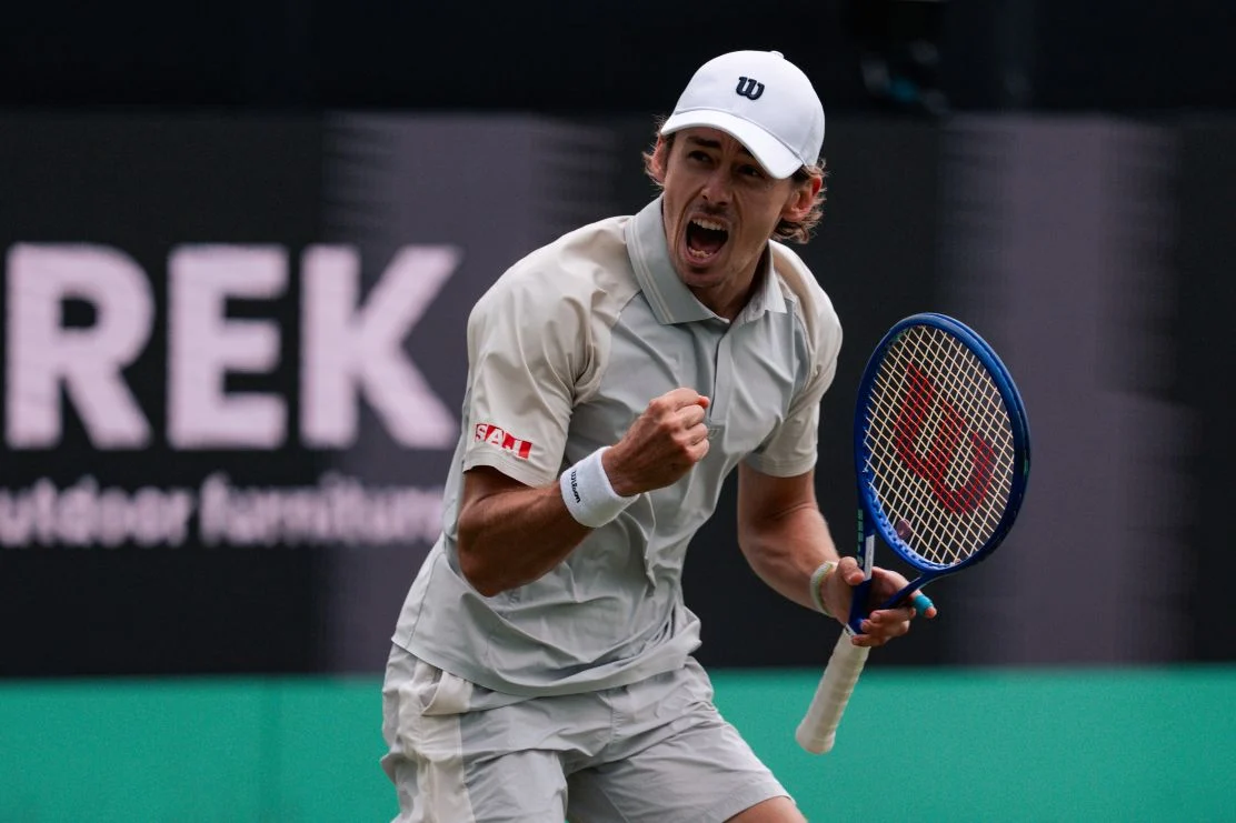 De Minaur Holanda comemorando vitória em Hertogenbosch