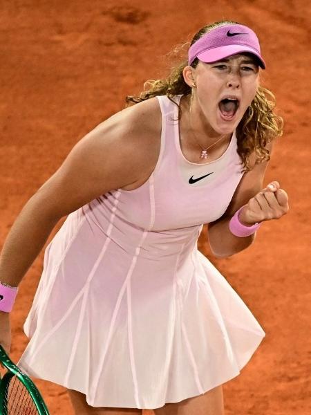 Mirra Andreeva comemorando vitória contra Marta Kostyuk em Roland Garros