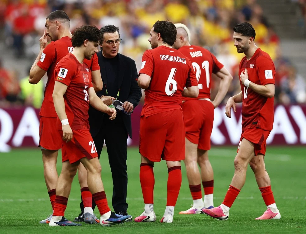 Vincenzo Montella e seleção da Turquia em campo - Técnico da Turquia lamenta falta de sorte