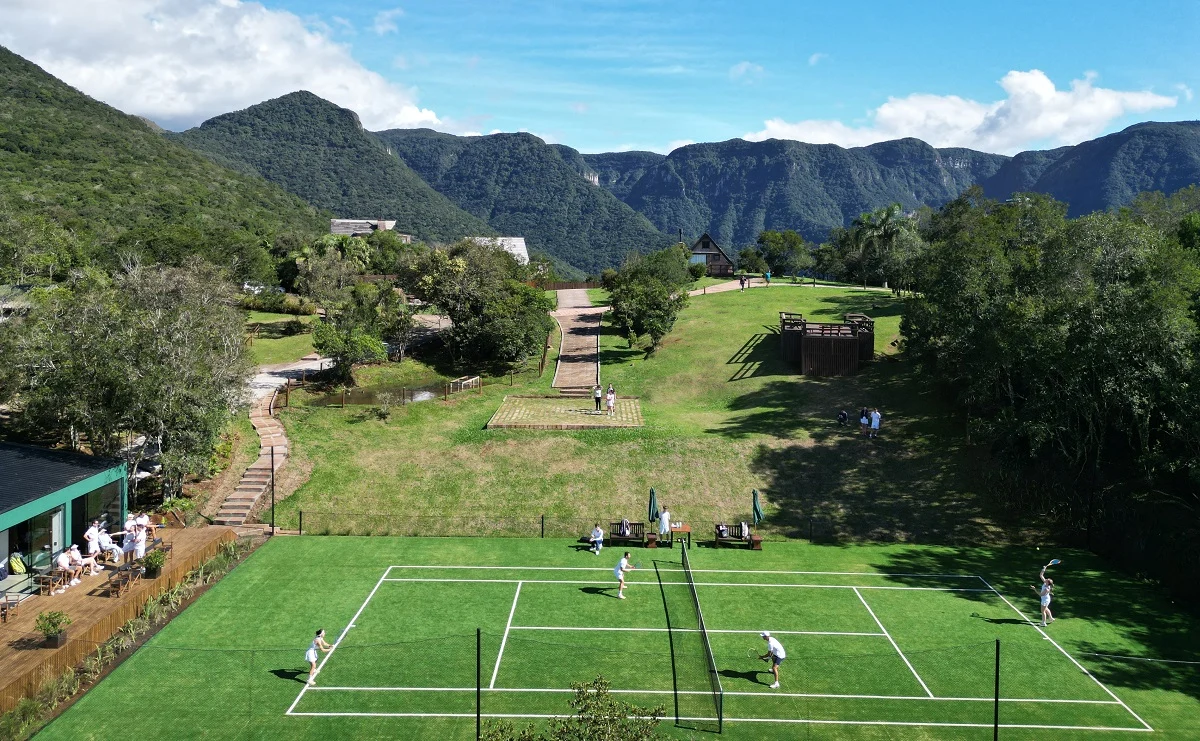Morada dos Canyons com quadra de grama sintética