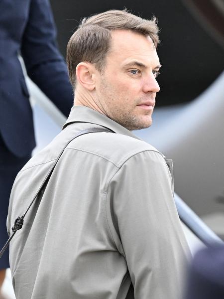 Goleiro Manuel Neuer em ação durante embarque da seleção alemã