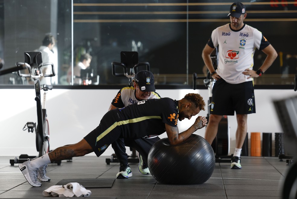 Neymar em fisioterapia da seleção