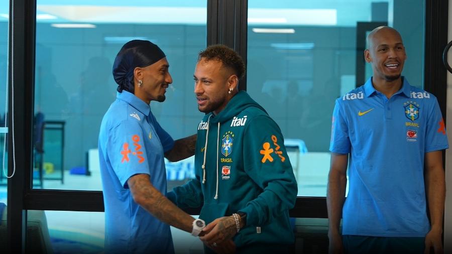 Neymar abraça Raphinha na apresentação da seleção brasileira para Copa do Mundo