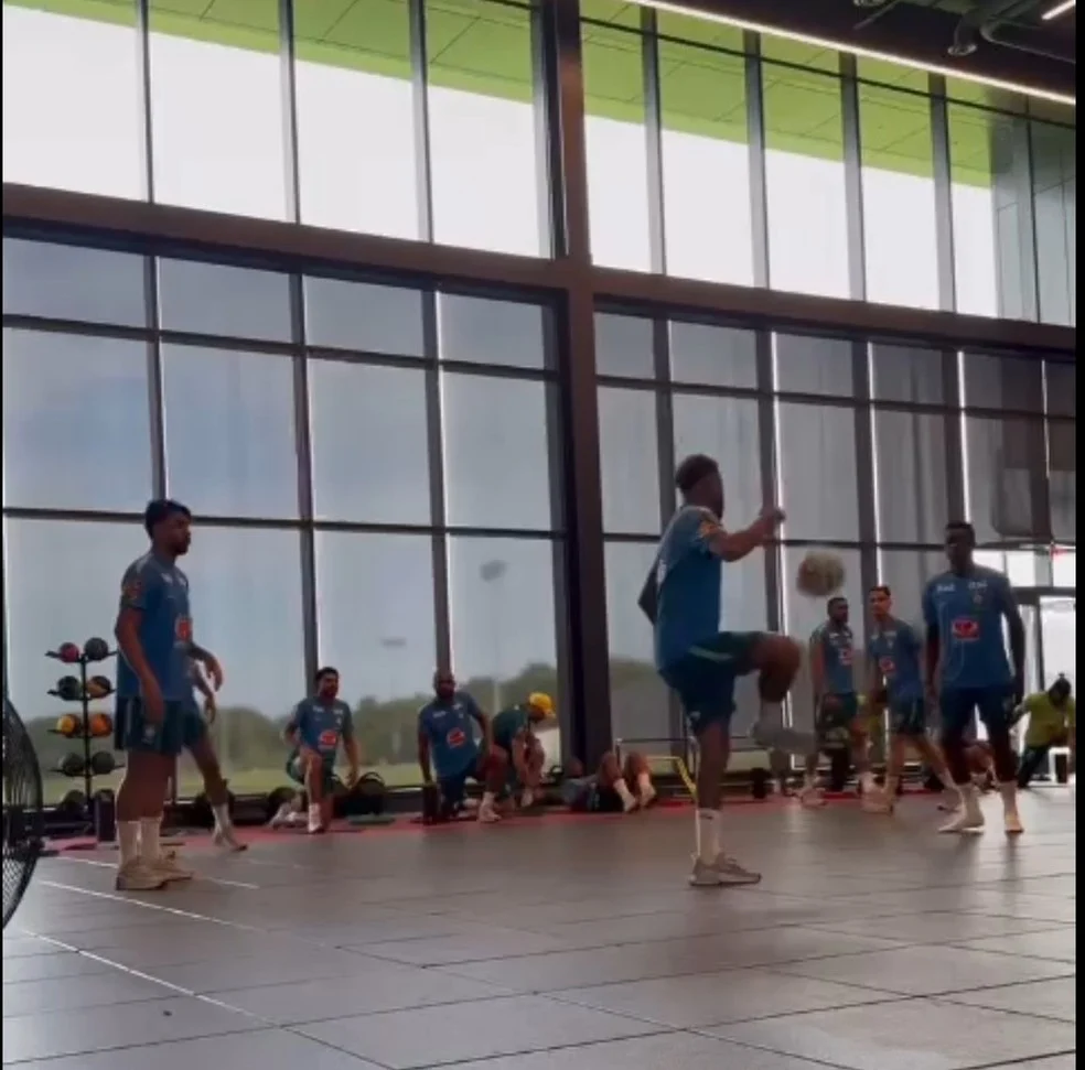 Neymar altinha durante aquecimento no treino da Seleção — Reprodução/CBF TV