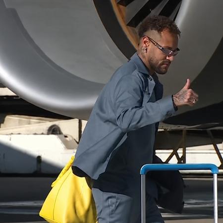 Neymar durante chegada da seleção brasileira aos Estados Unidos