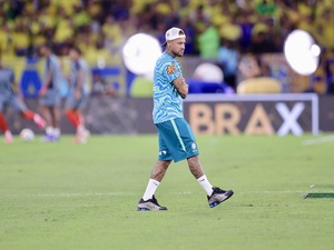 Neymar no campo do Maracanã em treino da seleção