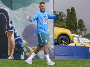 Neymar durante treino da seleção brasileira