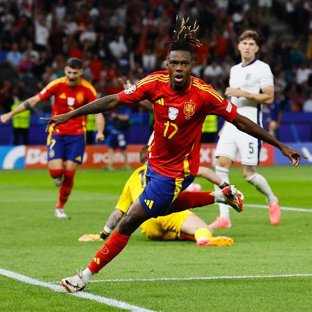 Nico Williams da Espanha comemora gol contra Inglaterra na final da Eurocopa 2024