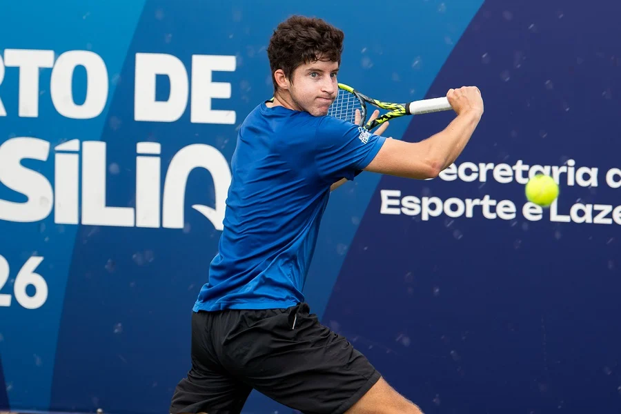 Felipe Miguel e Nicolas Oliveira em quadra em Brasília