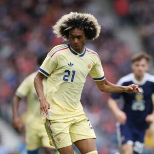 Jogador Tahith Chong com a camisa amarela de Curaçao durante amistoso contra Escócia