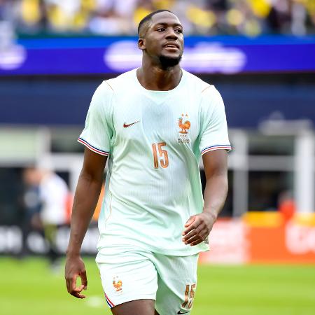 Ibrahima Konaté durante amistoso entre Brasil e França