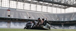 Gramado sintético da Arena da Baixada sendo removido