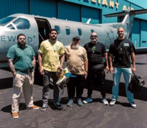 Poatan em Washington para o UFC Casa Branca vestindo camisa da Seleção