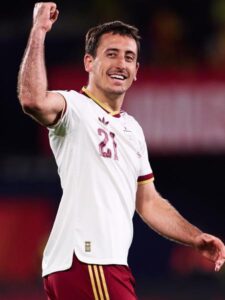 Atacante da Espanha em ação durante jogo