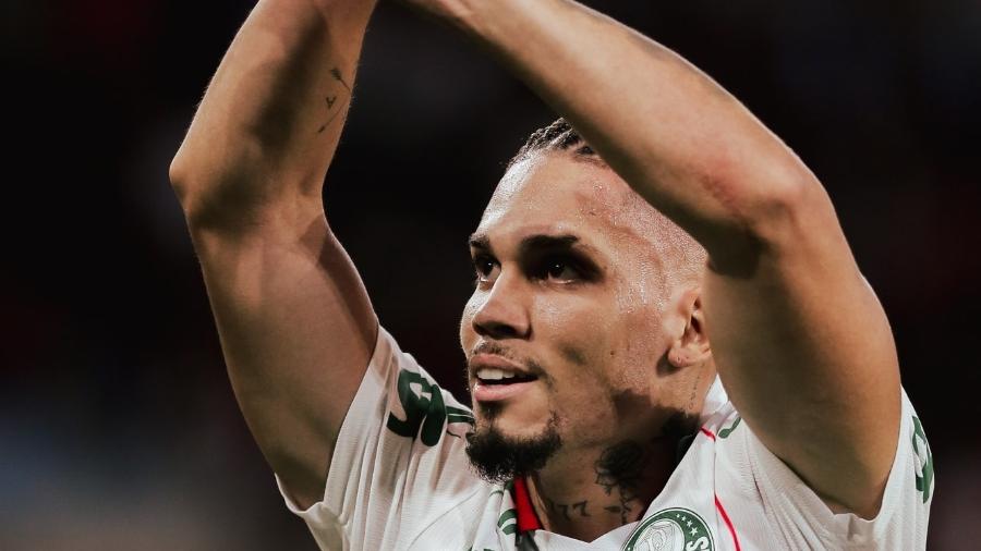 Paulinho comemorando gol pelo Palmeiras contra o Flamengo