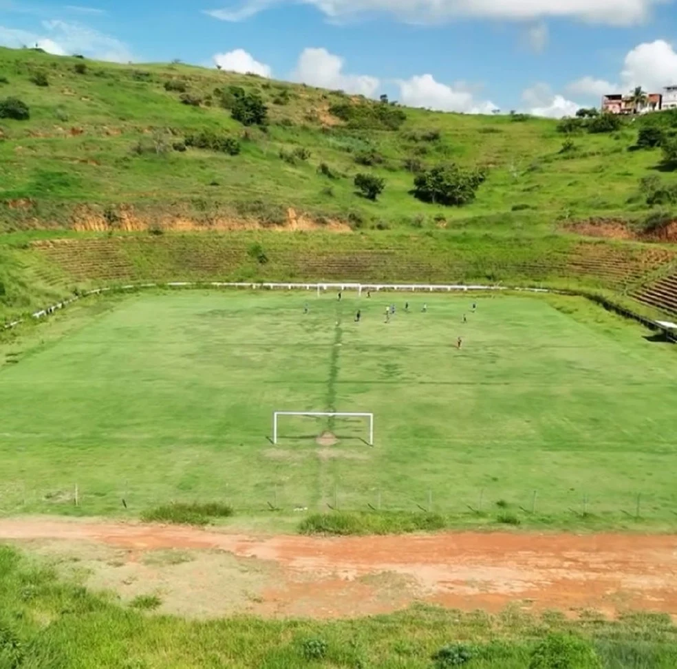 Campo do Paulistano com atletas — Muriaé Futebol Clube