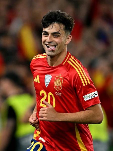 Pedri, jogador da seleção da Espanha, em ação durante treino