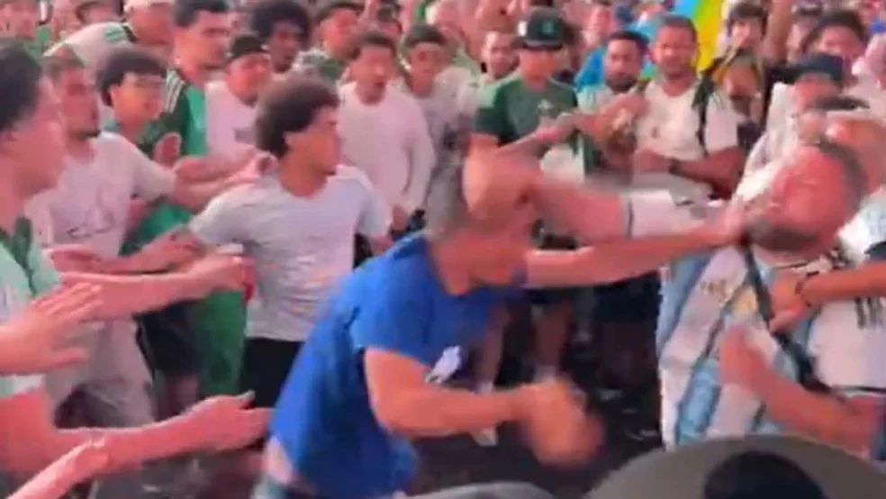 Briga na Times Square entre torcedores de Argentina e Argélia