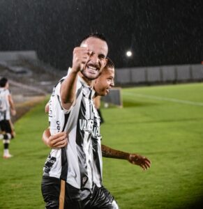 Petrocelli comemorando pelo Treze - Treze Jacuipense