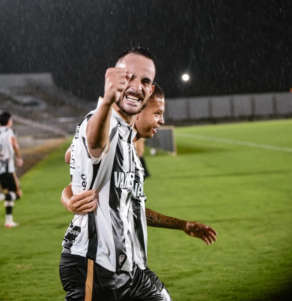 Petrocelli comemorando pelo Treze - Treze Jacuipense