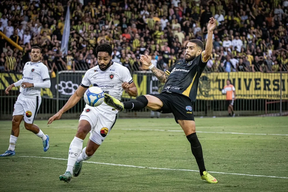 Botafogo-PB Volta Redonda em partida pela Série C