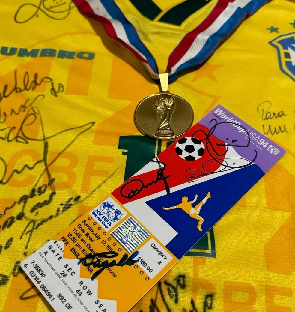 Medalha e ingressos de Copas do colecionador Sonaldo Vital