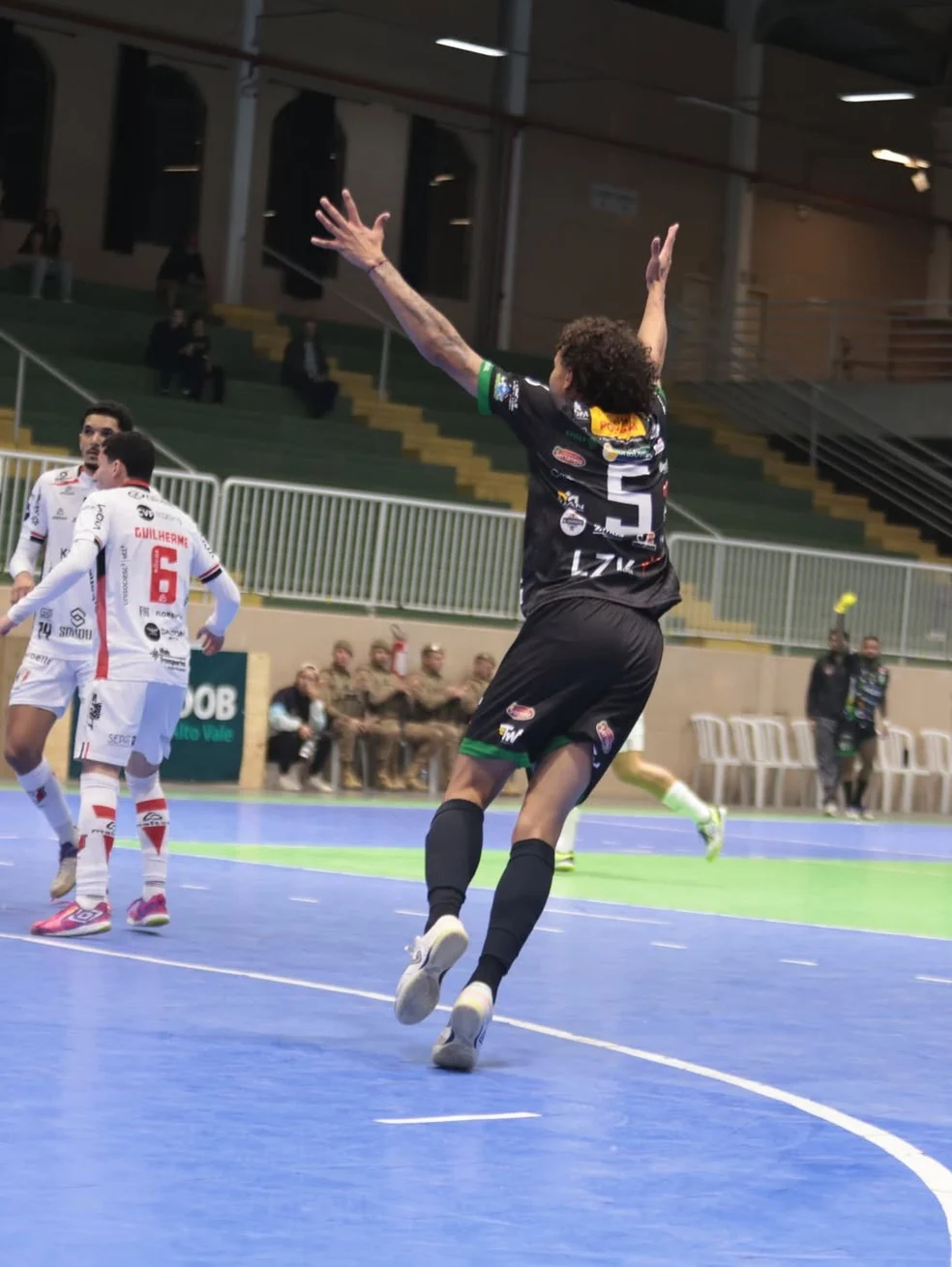 Pouso Futsal em ação contra Joinville — Pouso Futsal