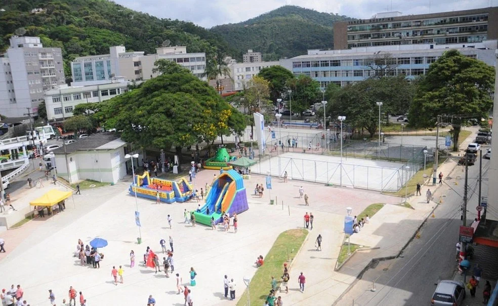 Telões em praças em Teresópolis para a estreia do Brasil
