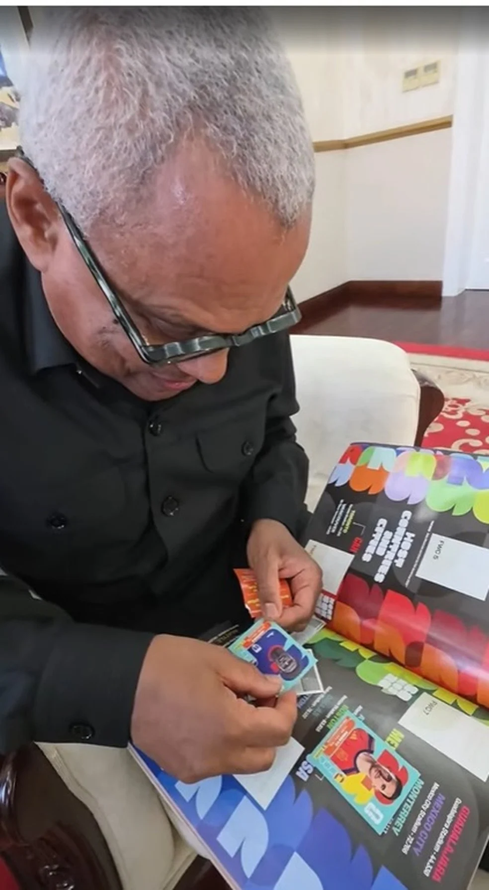 Presidente José Maria Neves com álbum de figurinhas — Brasil e Cabo Verde