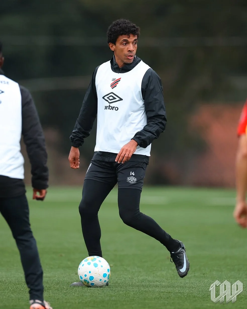 Luiz Gustavo durante treino no CT do Caju com retornos do DM