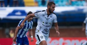 Panagiotis Tachtsidis com a camisa do Remo