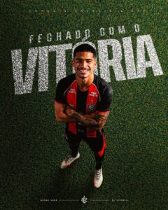 Vitória compra Renê: atacante posa com a camisa do clube